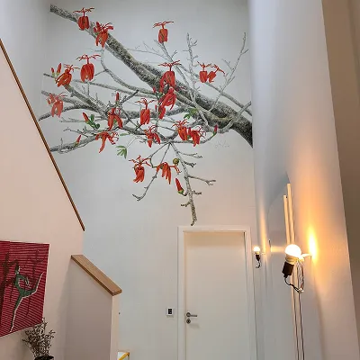 Treppenhaus mit Wandmotiv eines blühenden Astes